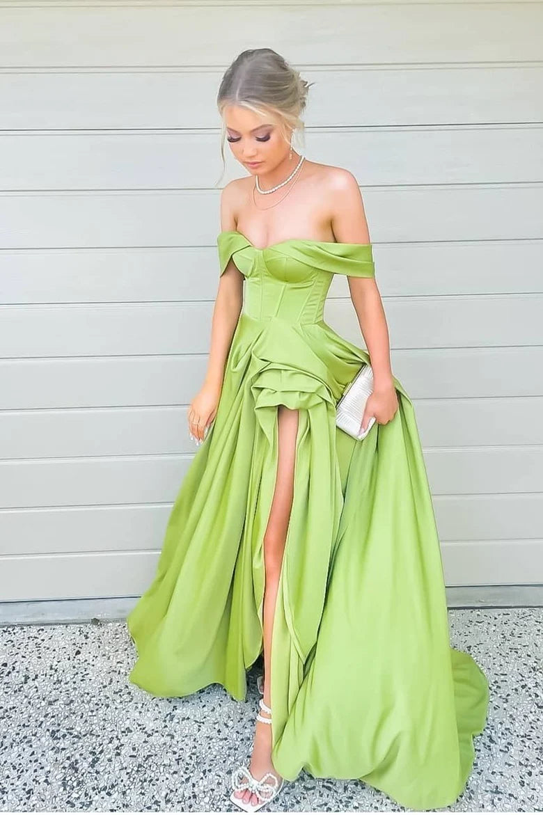 Vestido de fiesta con abertura alta y hombros descubiertos